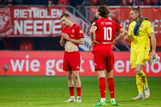 Arno Verschueren of FC Twente and Sam Lammers of FC Twente looks dejected FC Twente v SC Telstar, Eredivisie, FC Twente 65 v Telstar 1963, De Grolsch Veste Stadium, November 7, 2025, Enschede, Netherlands.