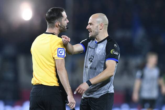Felix Lohkemper SV Waldhof Mannheim discusses with referee Cristian Ballweg GER, MSV Duisburg vs SV Waldhof Mannheim 07, Football, 3 Liga, Matchday 14, Season 2025 2026, 07 11 2025 DFL DFB REGULATIONS PROHIBIT ANY USE OF PHOTOGRAPHS AS IMAGE SEQUENCES AND OR QUASI VIDEO GER, MSV Duisburg vs SV Waldhof Mannheim 07, Football, 3 Liga, Matchday 14, Season 2025 2026, 07 11 2025 Duisburg Copyright: xEibner-Pressefoto ThomasxThienelx EP_TTL