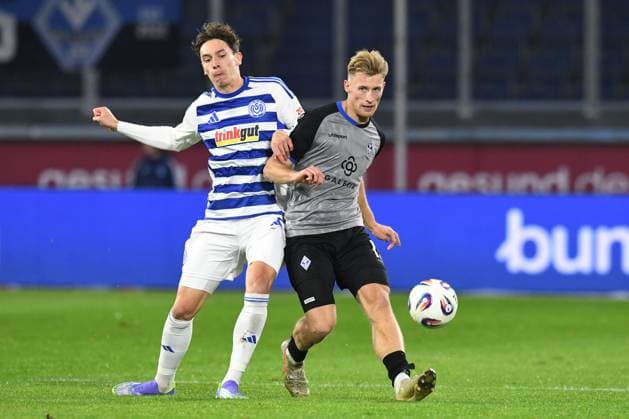 Tim Heike MSV Duisburg in duel with Malte Karbstein SV Waldhof Mannheim GER, MSV Duisburg vs SV Waldhof Mannheim 07, Football, 3 Liga, Matchday 14, Season 2025 2026, 07 11 2025 DFL DFB REGULATIONS PROHIBIT ANY USE OF PHOTOGRAPHS AS IMAGE SEQUENCES AND OR QUASI VIDEO GER, MSV Duisburg vs SV Waldhof Mannheim 07, Football, 3 Liga, Matchday 14, Season 2025 2026, 07 11 2025 Duisburg Copyright: xEibner-Pressefoto ThomasxThienelx EP_TTL