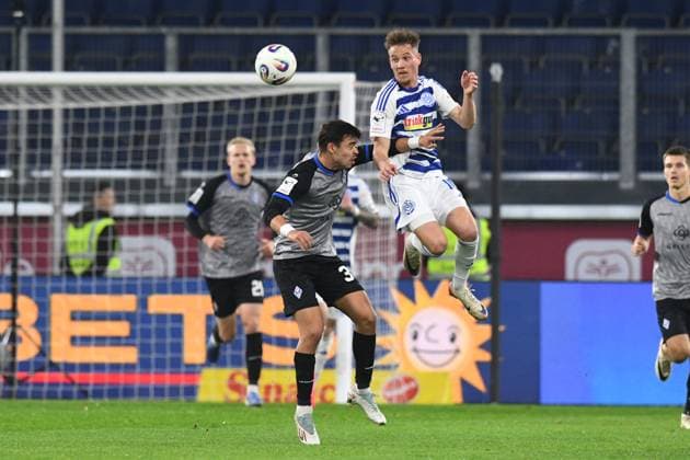 Christian Viet MSV Duisburg in duel with Francisco Fumaca de Mascarenhas da Costa Pessoa Masca SV Waldhof Mannheim GER, MSV Duisburg vs SV Waldhof Mannheim 07, Soccer, 3 Liga, Matchday 14, Season 2025 2026, 07 11 2025 DFL DFB REGULATIONS PROHIBIT ANY USE OF PHOTOGRAPHS AS IMAGE SEQUENCES AND OR QUASI VIDEO GER, MSV Duisburg vs SV Waldhof Mannheim 07, Football, 3 Liga, Matchday 14, Season 2025 2026, 07 11 2025 Duisburg Copyright: xEibner-Pressefoto ThomasxThienelx EP_TTL