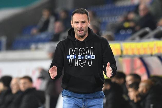 Coach Dietmar Hirsch MSV Duisburg gesticulates GER, MSV Duisburg vs SV Waldhof Mannheim 07, Football, 3 Liga, Matchday 14, Season 2025 2026, 07 11 2025 DFL DFB REGULATIONS PROHIBIT ANY USE OF PHOTOGRAPHS AS IMAGE SEQUENCES AND OR QUASI VIDEO GER, MSV Duisburg vs SV Waldhof Mannheim 07, Football, 3 Liga, Matchday 14, Season 2025 2026, 07 11 2025 Duisburg Copyright: xEibner-Pressefoto ThomasxThienelx EP_TTL