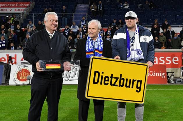 From left to right Peter Frymuth, honorary captain of the German national team Bernard Dietz MSV Duisburg and Lord Mayor Soeren Link GER, MSV Duisburg vs SV Waldhof Mannheim 07, Football, 3 Liga, Matchday 14, Season 2025 2026, 07 11 2025 DFL DFB REGULATIONS PROHIBIT ANY USE OF PHOTOGRAPHS AS IMAGE SEQUENCES AND OR QUASI VIDEO GER, MSV Duisburg vs SV Waldhof Mannheim 07, Football, 3 Liga, Matchday 14, Season 2025 2026, 07 11 2025 Duisburg Copyright: xEibner-Pressefoto ThomasxThienelx EP_TTL