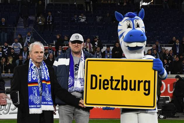 V l n r Honorary captain of the German national team Bernard Dietz MSV Duisburg Lord Mayor Soeren Link and mascot Ennatz GER, MSV Duisburg vs SV Waldhof Mannheim 07, Football, 3 Liga, Matchday 14, Season 2025 2026, 07 11 2025 DFL DFB REGULATES PROHIBIT ANY USE OF PHOTOGRAPHS AS IMAGE SEQUENCES AND OR QUASI VIDEO GER, MSV Duisburg vs SV Waldhof Mannheim 07, Football, 3 Liga, Matchday 14, Season 2025 2026, 07 11 2025 Duisburg Copyright: xEibner-Pressefoto ThomasxThienelx EP_TTL