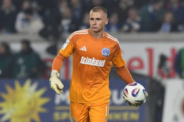 Goalkeeper Maximilian Braune MSV Duisburg with ball in hand GER, MSV Duisburg vs SV Waldhof Mannheim 07, Football, 3 Liga, Matchday 14, Season 2025 2026, 07 11 2025 DFL DFB REGULATIONS PROHIBIT ANY USE OF PHOTOGRAPHS AS IMAGE SEQUENCES AND OR QUASI VIDEO GER, MSV Duisburg vs SV Waldhof Mannheim 07, Football, 3 Liga, Matchday 14, Season 2025 2026, 07 11 2025 Duisburg Copyright: xEibner-Pressefoto ThomasxThienelx EP_TTL