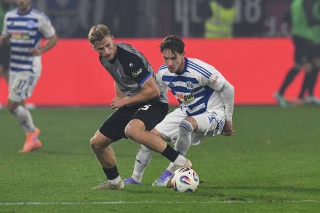 Tim Heike MSV Duisburg in duel with Malte Karbstein SV Waldhof Mannheim GER, MSV Duisburg vs SV Waldhof Mannheim 07, Football, 3 Liga, Matchday 14, Season 2025 2026, 07 11 2025 DFL DFB REGULATIONS PROHIBIT ANY USE OF PHOTOGRAPHS AS IMAGE SEQUENCES AND OR QUASI VIDEO GER, MSV Duisburg vs SV Waldhof Mannheim 07, Football, 3 Liga, Matchday 14, Season 2025 2026, 07 11 2025 Duisburg Copyright: xEibner-Pressefoto ThomasxThienelx EP_TTL