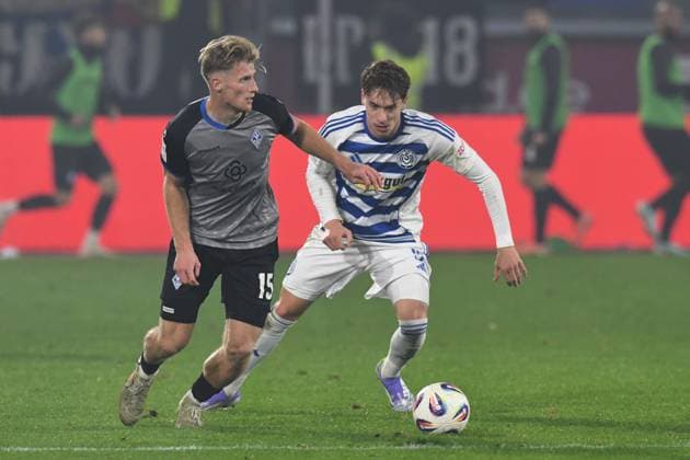 Tim Heike MSV Duisburg in duel with Malte Karbstein SV Waldhof Mannheim GER, MSV Duisburg vs SV Waldhof Mannheim 07, Football, 3 Liga, Matchday 14, Season 2025 2026, 07 11 2025 DFL DFB REGULATIONS PROHIBIT ANY USE OF PHOTOGRAPHS AS IMAGE SEQUENCES AND OR QUASI VIDEO GER, MSV Duisburg vs SV Waldhof Mannheim 07, Football, 3 Liga, Matchday 14, Season 2025 2026, 07 11 2025 Duisburg Copyright: xEibner-Pressefoto ThomasxThienelx EP_TTL