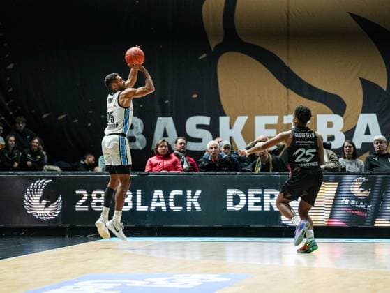 Kenneth Ogbe Veolia Towers Hamburg, 25 makes the three points for his team Grant Sherfield Basketball Loewen Braunschweig, 25 is too late Basketball Loewen Braunschweig vs Veolia Towers Hamburg, Basketball, easyCredit Basketball Bundesliga, 7 Matchday, Season 2025 2026, 07 11 2025 Basketball Loewen Braunschweig vs Veolia Towers Hamburg, Basketball, easyCredit Basketball Bundesliga, 7 Matchday, Season 2025 2026, 07 11 2025 Braunschweig Copyright: xEibner-Pressefoto DamianxKruczynx EP_DKI