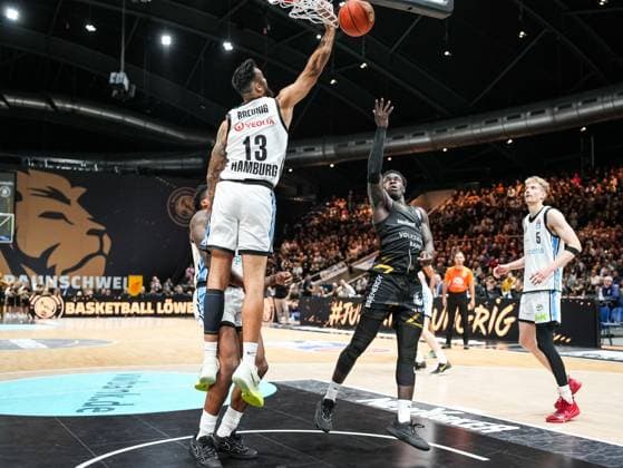 Martin Breunig Veolia Towers Hamburg, 13 blocks the throw of Barra Njie Basketball Loewen Braunschweig, 13 Basketball Loewen Braunschweig vs Veolia Towers Hamburg, Basketball, easyCredit Basketball Bundesliga, 7 Matchday, Season 2025 2026, 07 11 2025 Basketball Loewen Braunschweig vs Veolia Towers Hamburg, Basketball, easyCredit Basketball Bundesliga, 7 Matchday, Season 2025 2026, 07 11 2025 Braunschweig Copyright: xEibner-Pressefoto DamianxKruczynx EP_DKI