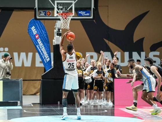 Kenneth Ogbe Veolia Towers Hamburg, 25 on free throw Basketball Loewen Braunschweig vs Veolia Towers Hamburg, Basketball, easyCredit Basketball Bundesliga, Matchday 7, Season 2025 2026, 07 11 2025 Basketball Loewen Braunschweig vs Veolia Towers Hamburg, Basketball, easyCredit Basketball Bundesliga, Matchday 7, Season 2025 2026, 07 11 2025 Braunschweig Copyright: xEibner-Pressefoto DamianxKruczynx EP_DKI