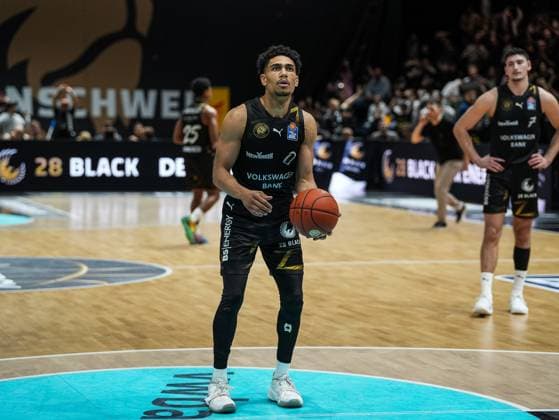 Adrian Worthy Basketball Loewen Braunschweig, 00 at free throw Basketball Loewen Braunschweig vs Veolia Towers Hamburg, Basketball, easyCredit Basketball Bundesliga, Matchday 7, Season 2025 2026, 07 11 2025 Basketball Loewen Braunschweig vs Veolia Towers Hamburg, Basketball, easyCredit Basketball Bundesliga, Matchday 7, Season 2025 2026, 07 11 2025 Braunschweig Copyright: xEibner-Pressefoto DamianxKruczynx EP_DKI