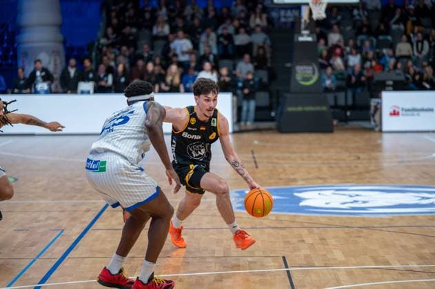 David Opowu Ejah PS Karlsruhe Lions, 25 , Gian Bahattin Aydinoglu Bozic Estriche Knights Kirchheim, 04 , GER, PS Karlsruhe Lions vs Bozic Estriche Knights Kirchheim, BARMER 2 Basketball Bundesliga, 07 Matchday, Season 2025 2026, 07 11 2025 GER, PS Karlsruhe Lions vs Bozic Estriche Knights Kirchheim, BARMER 2 Basketball Bundesliga, 07 Matchday, Season 2025 2026, 07 11 2025 Karlsruhe Copyright: xEibner-Pressefoto SilasxKunzx EP_SKZ