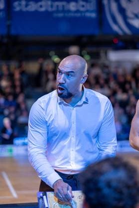 Demond Greene PS Karlsruhe Lions, Headcoach , GER, PS Karlsruhe Lions vs Bozic Estriche Knights Kirchheim, BARMER 2 Basketball Bundesliga, 07 Matchday, Season 2025 2026, 07 11 2025 GER, PS Karlsruhe Lions vs Bozic Estriche Knights Kirchheim, BARMER 2 Basketball Bundesliga, 07 Matchday, Season 2025 2026, 07 11 2025 Karlsruhe Copyright: xEibner-Pressefoto SilasxKunzx EP_SKZ