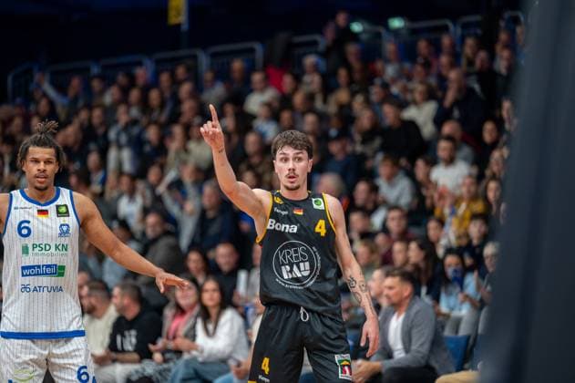 Gabriel Kuku PS Karlsruhe Lions, 06 , Gian Bahattin Aydinoglu Bozic Estriche Knights Kirchheim, 04 , GER, PS Karlsruhe Lions vs Bozic Estriche Knights Kirchheim, BARMER 2 Basketball Bundesliga, 07 Matchday, Season 2025 2026, 07 11 2025 GER, PS Karlsruhe Lions vs Bozic Estriche Knights Kirchheim, BARMER 2 Basketball Bundesliga, 07 Matchday, Season 2025 2026, 07 11 2025 Karlsruhe Copyright: xEibner-Pressefoto SilasxKunzx EP_SKZ