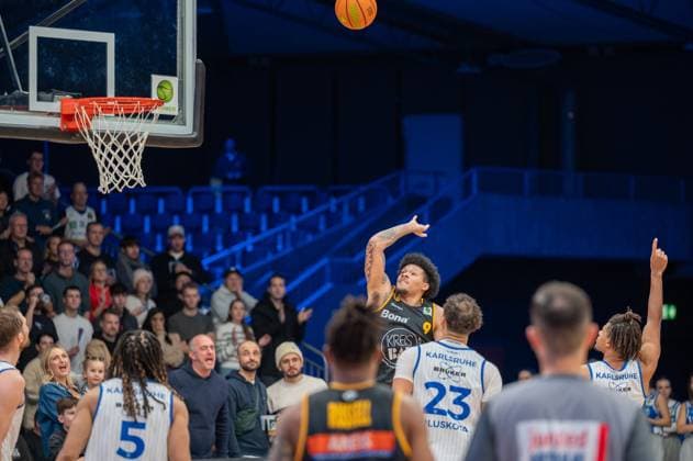 Tyrese Williams PS Karlsruhe Lions, 05 , Phillip Montreal Russell Bozic Estriche Knights Kirchheim, 01 , Tylan James Pope Bozic Estriche Knights Kirchheim, 09 , Maurice Marko Pluskota PS Karlsruhe Lions, 23 , GER, PS Karlsruhe Lions vs Bozic Estriche Knights Kirchheim, BARMER 2 Basketball Bundesliga, 07 Matchday, Season 2025 2026, 07 11 2025 GER, PS Karlsruhe Lions vs Bozic Estriche Knights Kirchheim, BARMER 2 Basketball Bundesliga, 07 Matchday, Season 2025 2026, 07 11 2025 Karlsruhe Copyright: xEibner-Pressefoto SilasxKunzx EP_SKZ