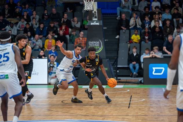 David Opowu Ejah PS Karlsruhe Lions, 25 , Tylan James Pope Bozic Estriche Knights Kirchheim, 09 , Gabriel Kuku PS Karlsruhe Lions, 06 , Phillip Montreal Russell Bozic Estriche Knights Kirchheim, 01 , GER, PS Karlsruhe Lions vs Bozic Estriche Knights Kirchheim, BARMER 2 Basketball Bundesliga, 07 Matchday, Season 2025 2026, 07 11 2025 GER, PS Karlsruhe Lions vs Bozic Estriche Knights Kirchheim, BARMER 2 Basketball Bundesliga, 07 Matchday, Season 2025 2026, 07 11 2025 Karlsruhe Copyright: xEibner-Pressefoto SilasxKunzx EP_SKZ