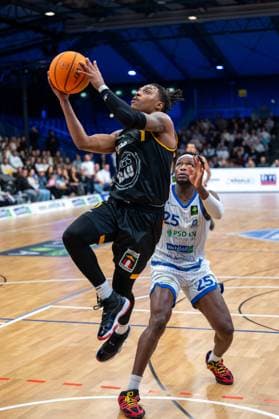 Phillip Montreal Russell Bozic Estriche Knights Kirchheim, 01 , David Opowu Ejah PS Karlsruhe Lions, 25 , GER, PS Karlsruhe Lions vs Bozic Estriche Knights Kirchheim, BARMER 2 Basketball Bundesliga, 07 Matchday, Season 2025 2026, 07 11 2025 GER, PS Karlsruhe Lions vs Bozic Estriche Knights Kirchheim, BARMER 2 Basketball Bundesliga, 07 Matchday, Season 2025 2026, 07 11 2025 Karlsruhe Copyright: xEibner-Pressefoto SilasxKunzx EP_SKZ