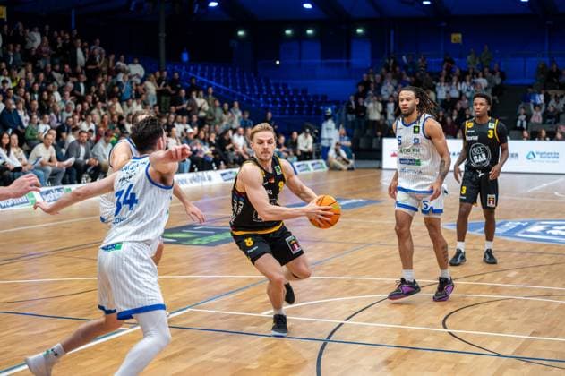 David Allan Cohn PS Karlsruhe Lions, 34 , Lucas Mayer Bozic Estriche Knights Kirchheim, 08 , Tyrese Williams PS Karlsruhe Lions, 05 , Charles Tyrone Harris Jr Bozic Estriche Knights Kirchheim, 03 , GER, PS Karlsruhe Lions vs Bozic Estriche Knights Kirchheim, BARMER 2 Basketball Bundesliga, 07 Matchday, Season 2025 2026, 07 11 2025 GER, PS Karlsruhe Lions vs Bozic Estriche Knights Kirchheim, BARMER 2 Basketball Bundesliga, 07 Matchday, Season 2025 2026, 07 11 2025 Karlsruhe Copyright: xEibner-Pressefoto SilasxKunzx EP_SKZ