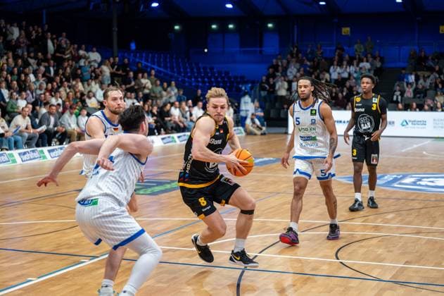David Allan Cohn PS Karlsruhe Lions, 34 , Lucas Mayer Bozic Estriche Knights Kirchheim, 08 , Tyrese Williams PS Karlsruhe Lions, 05 , Charles Tyrone Harris Jr Bozic Estriche Knights Kirchheim, 03 ,, GER, PS Karlsruhe Lions vs Bozic Estriche Knights Kirchheim, BARMER 2 Basketball Bundesliga, 07 Matchday, Season 2025 2026, 07 11 2025 GER, PS Karlsruhe Lions vs Bozic Estriche Knights Kirchheim, BARMER 2 Basketball Bundesliga, 07 Matchday, Season 2025 2026, 07 11 2025 Karlsruhe Copyright: xEibner-Pressefoto SilasxKunzx EP_SKZ