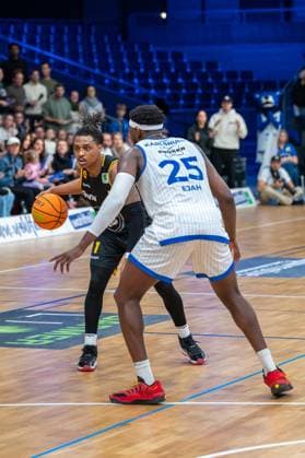 Phillip Montreal Russell Bozic Estriche Knights Kirchheim, 01 , David Opowu Ejah PS Karlsruhe Lions, 25 , GER, PS Karlsruhe Lions vs Bozic Estriche Knights Kirchheim, BARMER 2 Basketball Bundesliga, 07 Matchday, Season 2025 2026, 07 11 2025 GER, PS Karlsruhe Lions vs Bozic Estriche Knights Kirchheim, BARMER 2 Basketball Bundesliga, 07 Matchday, Season 2025 2026, 07 11 2025 Karlsruhe Copyright: xEibner-Pressefoto SilasxKunzx EP_SKZ