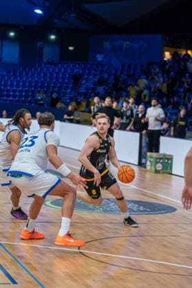 Maurice Marko Pluskota PS Karlsruhe Lions, 23 , Lucas Mayer Bozic Estriche Knights Kirchheim, 08 , GER, PS Karlsruhe Lions vs Bozic Estriche Knights Kirchheim, BARMER 2 Basketball Bundesliga, 07 Matchday, Season 2025 2026, 07 11 2025 GER, PS Karlsruhe Lions vs Bozic Estriche Knights Kirchheim, BARMER 2 Basketball Bundesliga, 07 Matchday, Season 2025 2026, 07 11 2025 Karlsruhe Copyright: xEibner-Pressefoto SilasxKunzx EP_SKZ