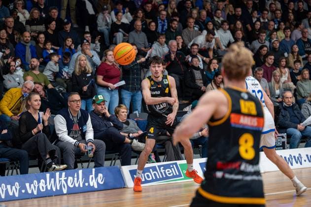 Gian Bahattin Aydinoglu Bozic Estriche Knights Kirchheim, 04 , Lucas Mayer Bozic Estriche Knights Kirchheim, 08 , Kilian Binapfl PS Karlsruhe Lions, 12 , GER, PS Karlsruhe Lions vs Bozic Estriche Knights Kirchheim, BARMER 2 Basketball Bundesliga, 07 Matchday, Season 2025 2026, 07 11 2025 GER, PS Karlsruhe Lions vs Bozic Estriche Knights Kirchheim, BARMER 2 Basketball Bundesliga, 07 Matchday, Season 2025 2026, 07 11 2025 Karlsruhe Copyright: xEibner-Pressefoto SilasxKunzx EP_SKZ