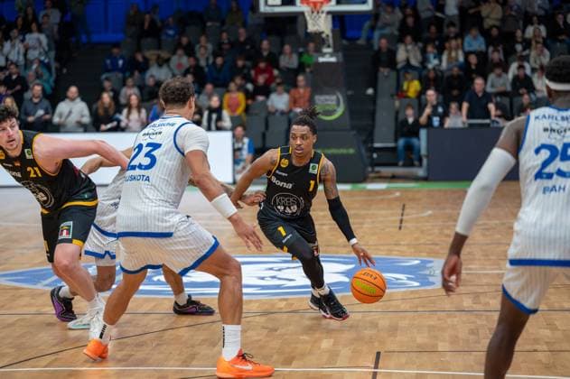 Nicolas Bretzel Bozic Estriche Knights Kirchheim, 21 , Maurice Marko Pluskota PS Karlsruhe Lions, 23 , Phillip Montreal Russell Bozic Estriche Knights Kirchheim, 01 , GER, PS Karlsruhe Lions vs Bozic Estriche Knights Kirchheim, BARMER 2 Basketball Bundesliga, 07 Matchday, Season 2025 2026, 07 11 2025 GER, PS Karlsruhe Lions vs Bozic Estriche Knights Kirchheim, BARMER 2 Basketball Bundesliga, 07 Matchday, Season 2025 2026, 07 11 2025 Karlsruhe Copyright: xEibner-Pressefoto SilasxKunzx EP_SKZ