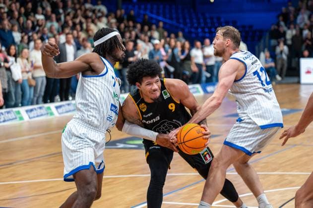 Wesley Chima Oba PS Karlsruhe Lions, 07 , Tylan James Pope Bozic Estriche Knights Kirchheim, 09 , Kilian Binapfl PS Karlsruhe Lions, 12 , GER, PS Karlsruhe Lions vs Bozic Estriche Knights Kirchheim, BARMER 2 Basketball Bundesliga, 07 Matchday, Season 2025 2026, 07 11 2025 GER, PS Karlsruhe Lions vs Bozic Estriche Knights Kirchheim, BARMER 2 Basketball Bundesliga, 07 Matchday, Season 2025 2026, 07 11 2025 Karlsruhe Copyright: xEibner-Pressefoto SilasxKunzx EP_SKZ