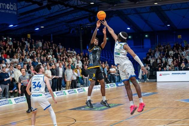 David Allan Cohn PS Karlsruhe Lions, 34 , Charles Tyrone Harris Jr Bozic Estriche Knights Kirchheim, 03 , Wesley Chima Oba PS Karlsruhe Lions, 07 , GER, PS Karlsruhe Lions vs Bozic Estriche Knights Kirchheim, BARMER 2 Basketball Bundesliga, 07 Matchday, Season 2025 2026, 07 11 2025 GER, PS Karlsruhe Lions vs Bozic Estriche Knights Kirchheim, BARMER 2 Basketball Bundesliga, 07 Matchday, Season 2025 2026, 07 11 2025 Karlsruhe Copyright: xEibner-Pressefoto SilasxKunzx EP_SKZ