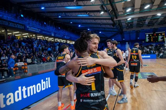 Phillip Montreal Russell Bozic Estriche Knights Kirchheim, 01 , Lucas Mayer Bozic Estriche Knights Kirchheim, 08 , GER, PS Karlsruhe Lions vs Bozic Estriche Knights Kirchheim, BARMER 2 Basketball Bundesliga, 07 Matchday, Season 2025 2026, 07 11 2025 GER, PS Karlsruhe Lions vs Bozic Estriche Knights Kirchheim, BARMER 2 Basketball Bundesliga, 07 Matchday, Season 2025 2026, 07 11 2025 Karlsruhe Copyright: xEibner-Pressefoto SilasxKunzx EP_SKZ