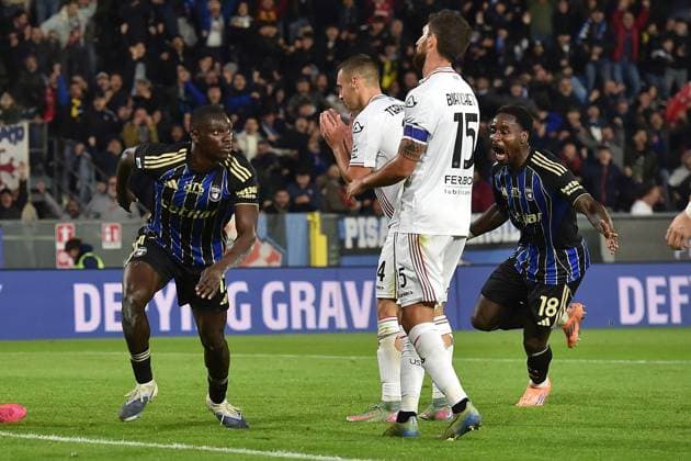Idrissa Toure (Pisa) and M Bala Nzola (Pisa) celebrate during Pisa SC vs US Cremonese, Italian soccer Serie A match in Pisa, Italy, November 07 2025  Copyright: xGabrielexMasotti IPAxSportx xipa-agency.netx xx IPA_67674707 IPA_Agency_IPA67674707