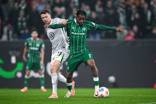 1 Bundesliga SV Werder Bremen VfL Wolfsburg on 07 11 2025 at Weserstadion in Bremen Dzenan Pejcinovic Wolfsburg in a tackle against Samuel Mbangula Bremen MT