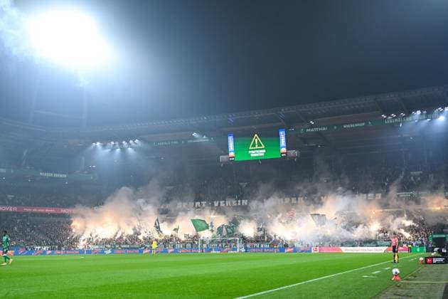 1 Bundesliga SV Werder Bremen VfL Wolfsburg on 07 11 2025 at Weserstadion in Bremen Fans from Bremen light Bengal fire MT