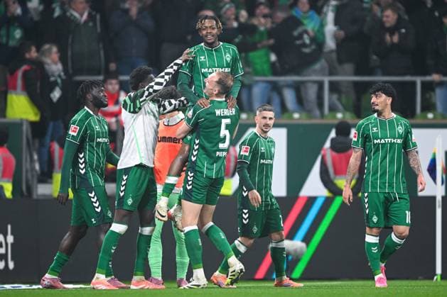 1 Bundesliga SV Werder Bremen VfL Wolfsburg on 07 11 2025 at Weserstadion in Bremen Cheering, goal celebration, goal scorer, goal scorer Samuel Mbangula Bremen after his goal to 2 1 with Amos Pieper Bremen MT