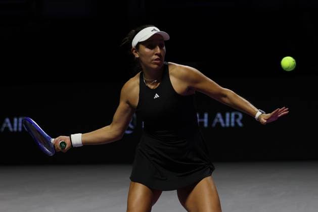 (251108) -- RIYADH, Nov. 8, 2025 -- Jessica Pegula hits a return during the semifinal between Elena Rybakina of Kazakhstan and Jessica Pegula of the United States at WTA, Tennis Damen Finals tennis tournament in Riyadh, Saudi Arabia, Nov. 7, 2025. ) (SP)SAUDI ARABIA-RIYADH-TENNIS-WTA FINALS-SEMIFINAL WangxHaizhou 
