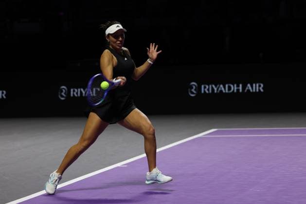 (251108) -- RIYADH, Nov. 8, 2025 -- Jessica Pegula hits a return during the semifinal between Elena Rybakina of Kazakhstan and Jessica Pegula of the United States at WTA, Tennis Damen Finals tennis tournament in Riyadh, Saudi Arabia, Nov. 7, 2025. ) (SP)SAUDI ARABIA-RIYADH-TENNIS-WTA FINALS-SEMIFINAL WangxHaizhou 