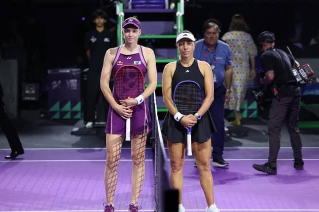 (251108) -- RIYADH, Nov. 8, 2025 -- Elena Rybakina (L) and Jessica Pegula pose for photos before the semifinal between Elena Rybakina of Kazakhstan and Jessica Pegula of the United States at WTA, Tennis Damen Finals tennis tournament in Riyadh, Saudi Arabia, Nov. 7, 2025. ) (SP)SAUDI ARABIA-RIYADH-TENNIS-WTA FINALS-SEMIFINAL WangxHaizhou 
