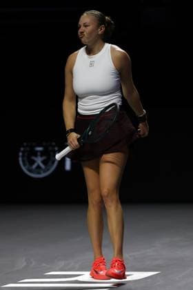(251108) -- RIYADH, Nov. 8, 2025 -- Amanda Anisimova of the United States reacts during the semifinal against Amanda Anisimova of the United States at WTA, Tennis Damen Finals tennis tournament in Riyadh, Saudi Arabia, Nov. 7, 2025. ) (SP)SAUDI ARABIA-RIYADH-TENNIS-WTA FINALS-SEMIFINAL WangxHaizhou 
