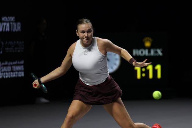 (251108) -- RIYADH, Nov. 8, 2025 -- Amanda Anisimova of the United States returns a ball during the semifinal against Aryna Sabalenka of Belarus at WTA, Tennis Damen Finals tennis tournament in Riyadh, Saudi Arabia, Nov. 7, 2025. ) (SP)SAUDI ARABIA-RIYADH-TENNIS-WTA FINALS-SEMIFINAL WangxHaizhou 