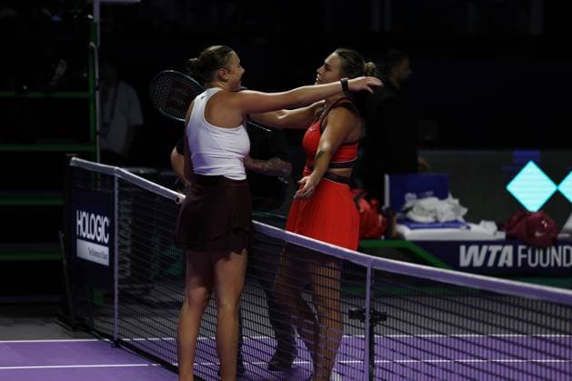 (251108) -- RIYADH, Nov. 8, 2025 -- Aryna Sabalenka (R) of Belarus and Amanda Anisimova of the United States hug after the semifinal at WTA, Tennis Damen Finals tennis tournament in Riyadh, Saudi Arabia, Nov. 7, 2025. Luo Chen) (SP)SAUDI ARABIA-RIYADH-TENNIS-WTA FINALS-SEMIFINAL WangxHaizhou 