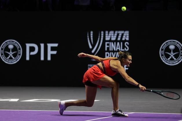 (251108) -- RIYADH, Nov. 8, 2025 -- Aryna Sabalenka of Belarus returns a ball during the semifinal against Amanda Anisimova of the United States at WTA, Tennis Damen Finals tennis tournament in Riyadh, Saudi Arabia, Nov. 7, 2025. ) (SP)SAUDI ARABIA-RIYADH-TENNIS-WTA FINALS-SEMIFINAL WangxHaizhou 
