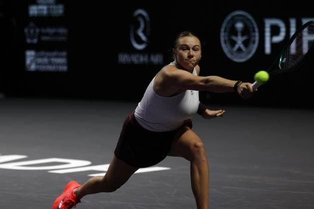 (251108) -- RIYADH, Nov. 8, 2025 -- Amanda Anisimova of the United States returns a ball during the semifinal against Aryna Sabalenka of Belarus at WTA, Tennis Damen Finals tennis tournament in Riyadh, Saudi Arabia, Nov. 7, 2025. Luo Chen) (SP)SAUDI ARABIA-RIYADH-TENNIS-WTA FINALS-SEMIFINAL WangxHaizhou 