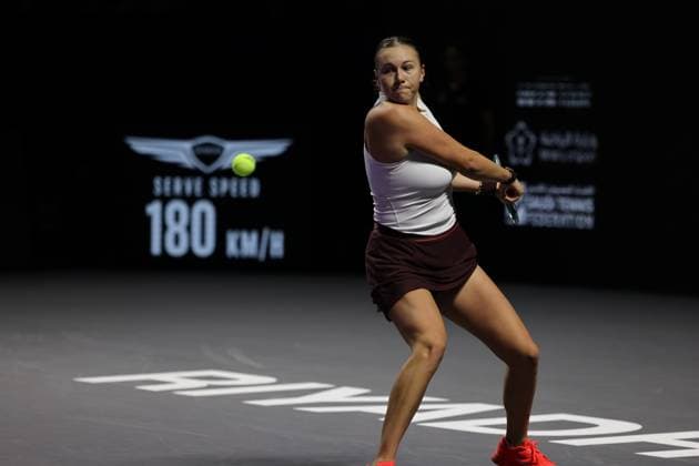 (251108) -- RIYADH, Nov. 8, 2025 -- Amanda Anisimova of the United States returns a ball during the semifinal against Aryna Sabalenka of Belarus at WTA, Tennis Damen Finals tennis tournament in Riyadh, Saudi Arabia, Nov. 7, 2025. Luo Chen) (SP)SAUDI ARABIA-RIYADH-TENNIS-WTA FINALS-SEMIFINAL WangxHaizhou 