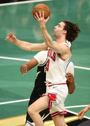 (251108) -- MILWAUKEE, Nov. 8, 2025 -- Chicago Bulls Josh Giddey goes for a layup during the 2025-2026 NBA, Basketball Herren, USA regular season game between Milwaukee Bucks and Chicago Bulls in Milwaukee, the United States, on Nov. 7, 2025. (Photo by Xinhua) (SP)U.S.-MILWAUKEE-BASKETBALL-NBA-BUCKS VS BULLS JoelxLerner 