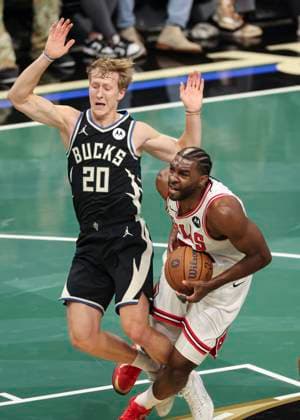 (251108) -- MILWAUKEE, Nov. 8, 2025 -- Chicago Bulls Patrick Williams (R) competes during the 2025-2026 NBA, Basketball Herren, USA regular season game between Milwaukee Bucks and Chicago Bulls in Milwaukee, the United States, on Nov. 7, 2025. (Photo by Xinhua) (SP)U.S.-MILWAUKEE-BASKETBALL-NBA-BUCKS VS BULLS JoelxLerner 