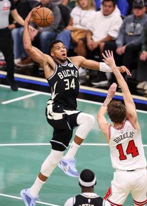 (251108) -- MILWAUKEE, Nov. 8, 2025 -- Milwaukee Bucks Giannis Antetokounmpo (L) dunks during the 2025-2026 NBA, Basketball Herren, USA regular season game between Milwaukee Bucks and Chicago Bulls in Milwaukee, the United States, on Nov. 7, 2025. (Photo by Xinhua) (SP)U.S.-MILWAUKEE-BASKETBALL-NBA-BUCKS VS BULLS JoelxLerner 