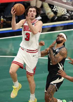 (251108) -- MILWAUKEE, Nov. 8, 2025 -- Chicago Bulls Josh Giddey (L) goes for a layup during the 2025-2026 NBA, Basketball Herren, USA regular season game between Milwaukee Bucks and Chicago Bulls in Milwaukee, the United States, on Nov. 7, 2025. (Photo by Xinhua) (SP)U.S.-MILWAUKEE-BASKETBALL-NBA-BUCKS VS BULLS JoelxLerner 
