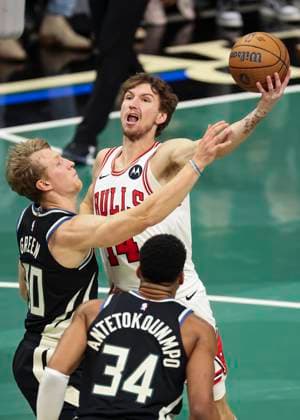 (251108) -- MILWAUKEE, Nov. 8, 2025 -- Chicago Bulls Matas Buzelis (top) competes during the 2025-2026 NBA, Basketball Herren, USA regular season game between Milwaukee Bucks and Chicago Bulls in Milwaukee, the United States, on Nov. 7, 2025. (Photo by Xinhua) (SP)U.S.-MILWAUKEE-BASKETBALL-NBA-BUCKS VS BULLS JoelxLerner 
