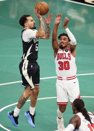 (251108) -- MILWAUKEE, Nov. 8, 2025 -- Milwaukee Bucks Cole Anthony (L) shoots during the 2025-2026 NBA, Basketball Herren, USA regular season game between Milwaukee Bucks and Chicago Bulls in Milwaukee, the United States, on Nov. 7, 2025. (Photo by Xinhua) (SP)U.S.-MILWAUKEE-BASKETBALL-NBA-BUCKS VS BULLS JoelxLerner 