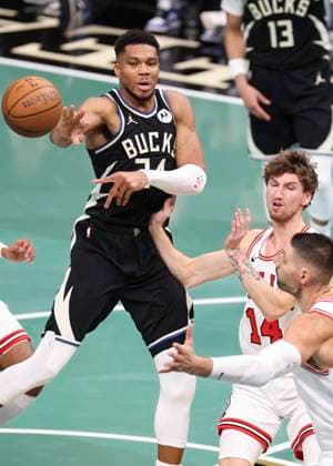 (251108) -- MILWAUKEE, Nov. 8, 2025 -- Milwaukee Bucks Giannis Antetokounmpo (L) passes the ball during the 2025-2026 NBA, Basketball Herren, USA regular season game between Milwaukee Bucks and Chicago Bulls in Milwaukee, the United States, on Nov. 7, 2025. (Photo by Xinhua) (SP)U.S.-MILWAUKEE-BASKETBALL-NBA-BUCKS VS BULLS JoelxLerner 