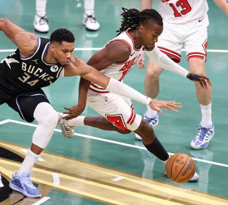 (251108) -- MILWAUKEE, Nov. 8, 2025 -- Chicago Bulls Ayo Dosunmu (R) vies with Milwaukee Bucks Giannis Antetokounmpo during the 2025-2026 NBA, Basketball Herren, USA regular season game between Milwaukee Bucks and Chicago Bulls in Milwaukee, the United States, on Nov. 7, 2025. (Photo by Xinhua) (SP)U.S.-MILWAUKEE-BASKETBALL-NBA-BUCKS VS BULLS JoelxLerner 